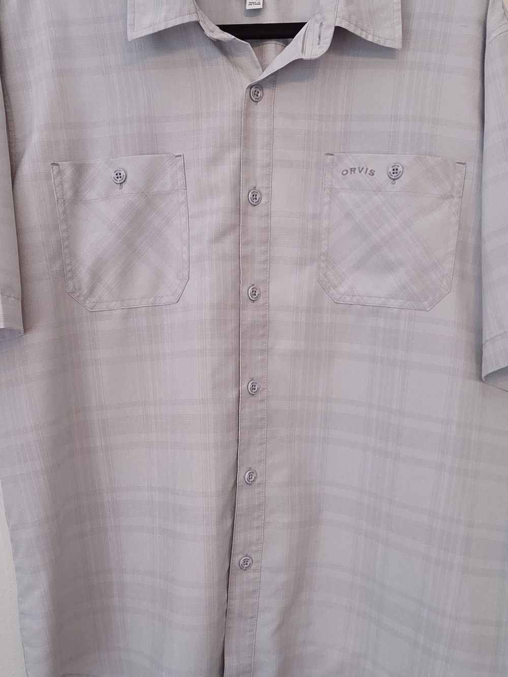Orvis Men's Short-Sleeve Button-Down Shirt in Light Gray Plaid